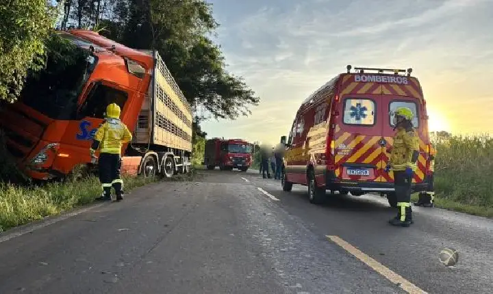 Acidente entre carro e carreta mobiliza bombeiros na SC-496