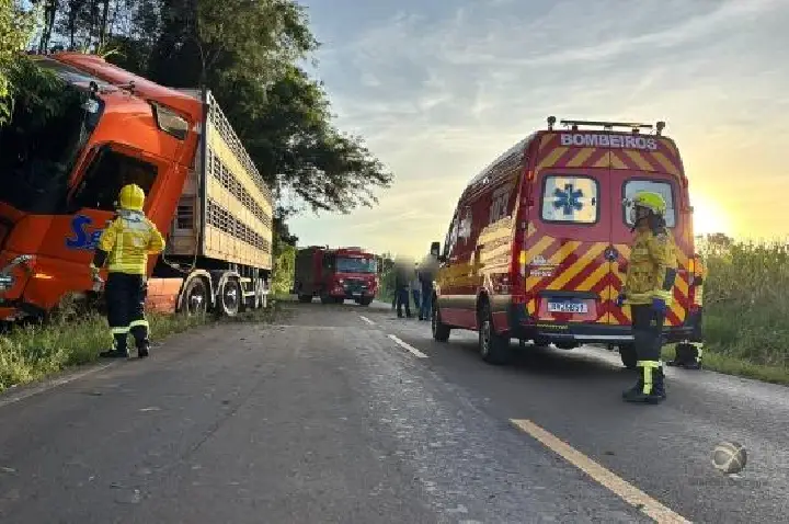 Acidente entre carro e carreta mobiliza bombeiros na SC-496