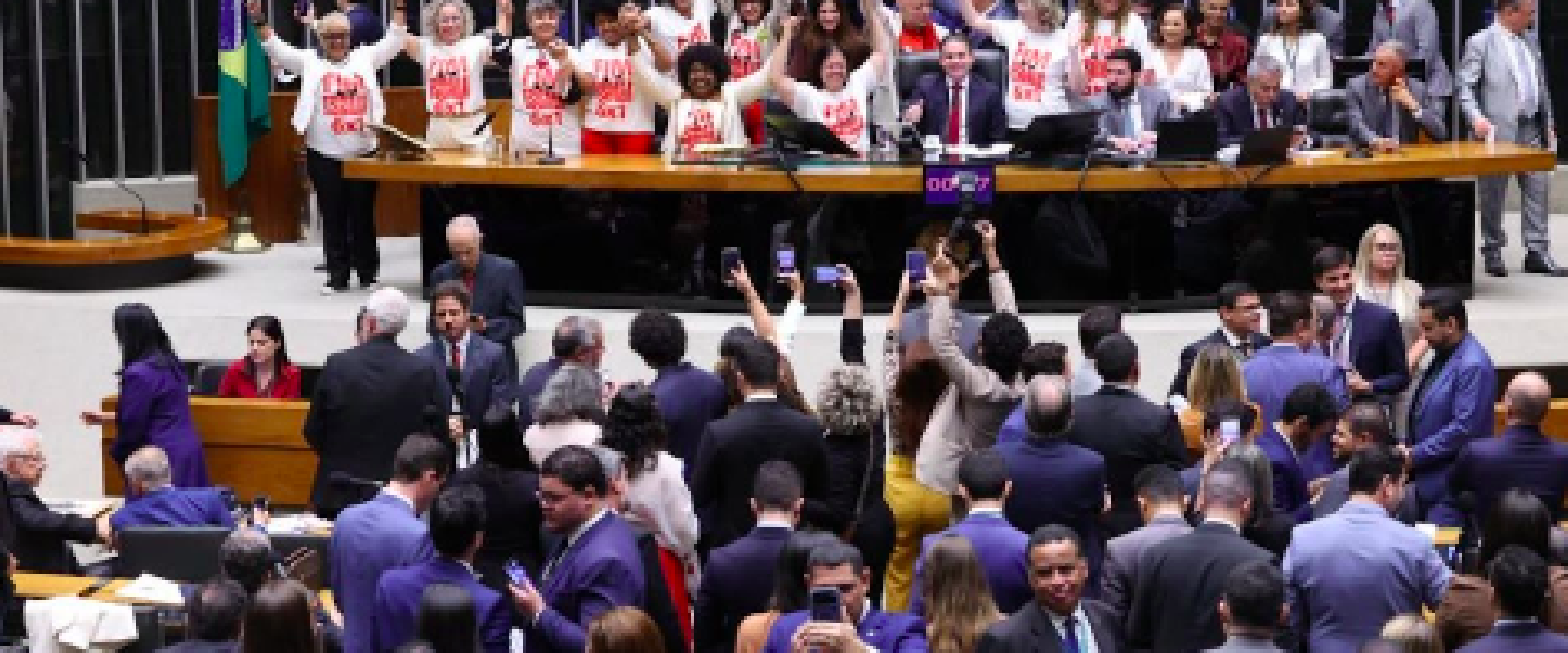 Câmara aprova fim da escala 6x1 e redução da jornada de trabalho para 40h semanais
