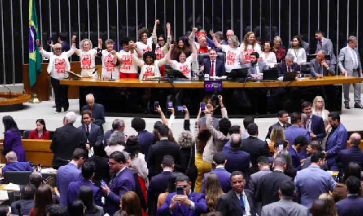Câmara aprova fim da escala 6x1 e redução da jornada de trabalho para 40h semanais