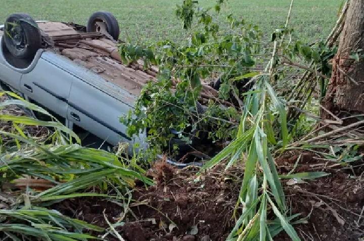 Capotamento deixa casal de Tunápolis ferido