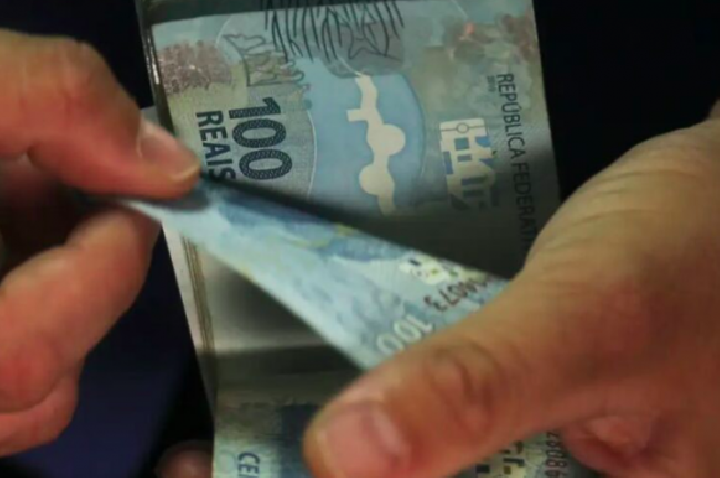 Copom interrompe alta e mantém Selic em 15% ao ano