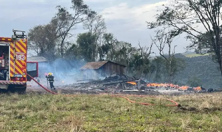Galpão de madeira é destruído por incêndio em Belmonte