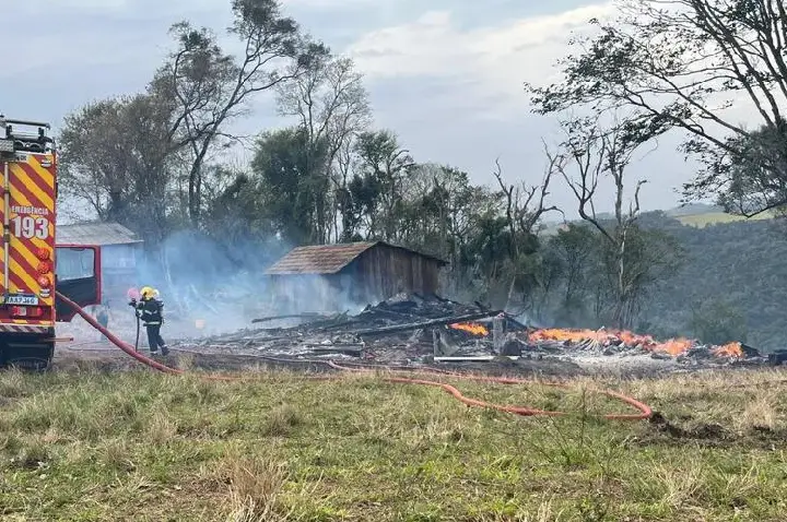 Galpão de madeira é destruído por incêndio em Belmonte