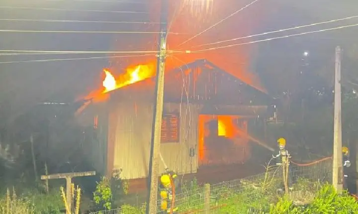 Incêndio destrói casa em Iporã do Oeste