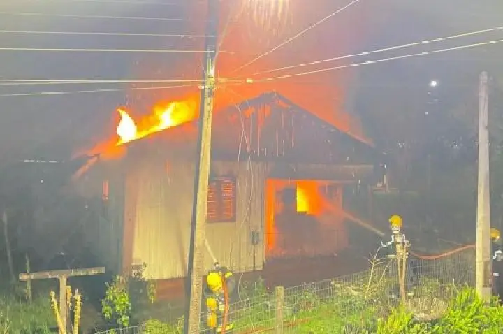 Incêndio destrói casa em Iporã do Oeste