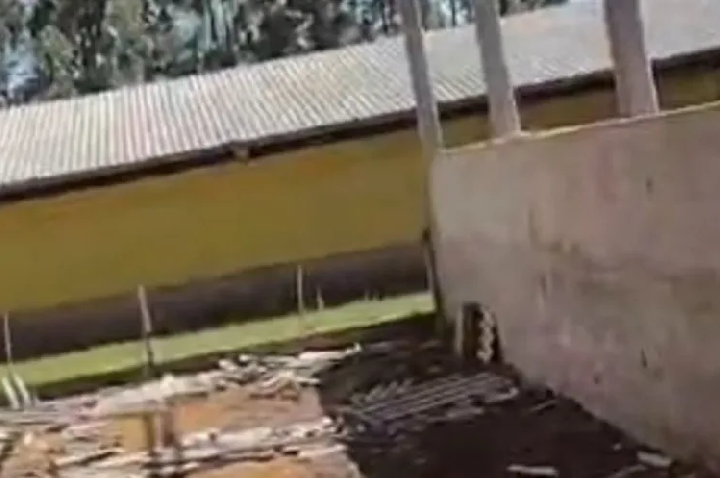 Jovem de 20 anos fica ferido ao cair de telhado em Tunápolis