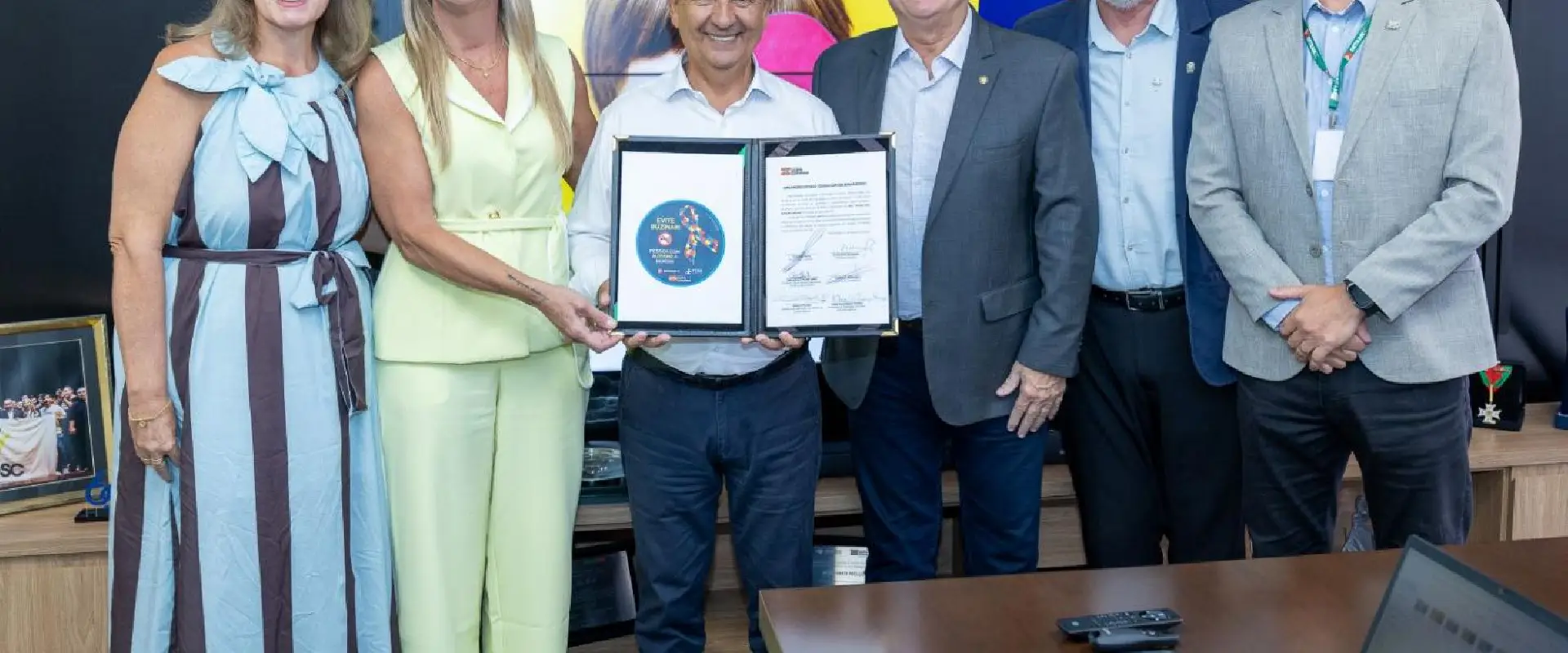 Santa Catarina lança selo Pessoa com Autismo a Bordo com distribuição gratuita