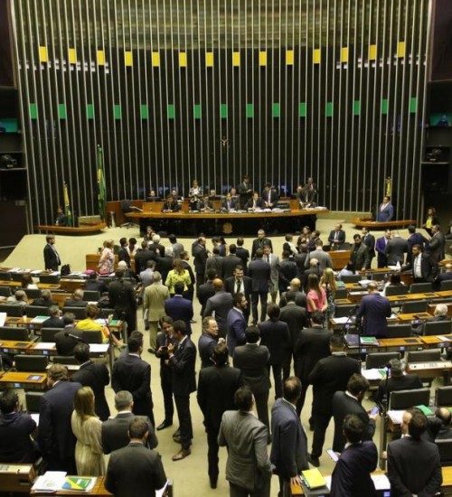 Câmara aprova MP que cria o programa Médicos pelo Brasil.