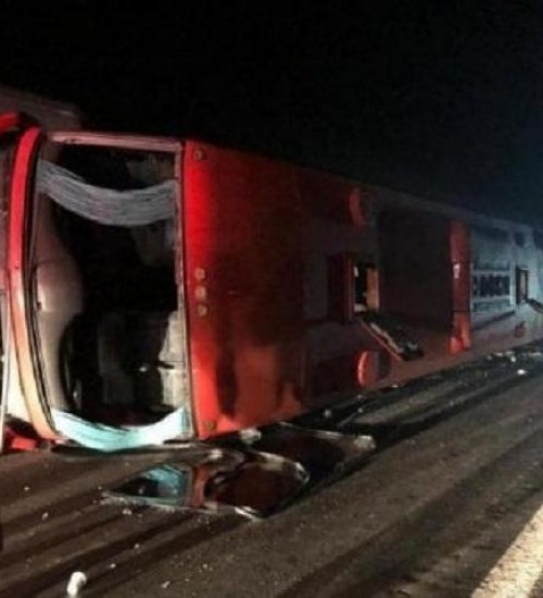 Ônibus catarinense tomba no Rio Grande do Sul e deixa 26 pessoas feridas.