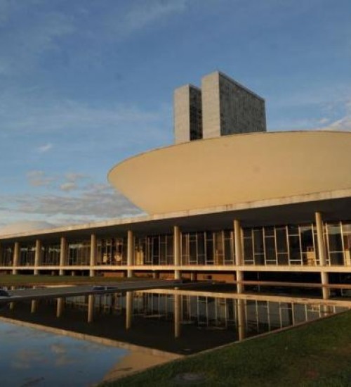 Prefeitos se mobilizam em Brasília contra extinção de municípios.