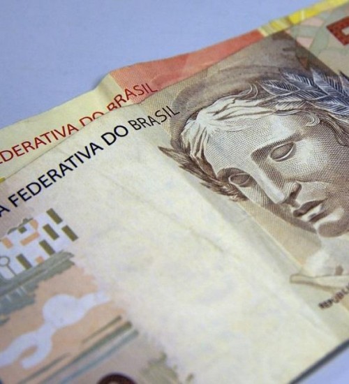 Bolsonaro assina MP que confirma salário mínimo de R$ 1.045 a partir de fevereiro.