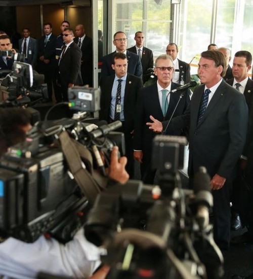 Governo estuda mudar forma de cobrança de imposto sobre combustíveis para baratear preço, diz Bolsonaro
