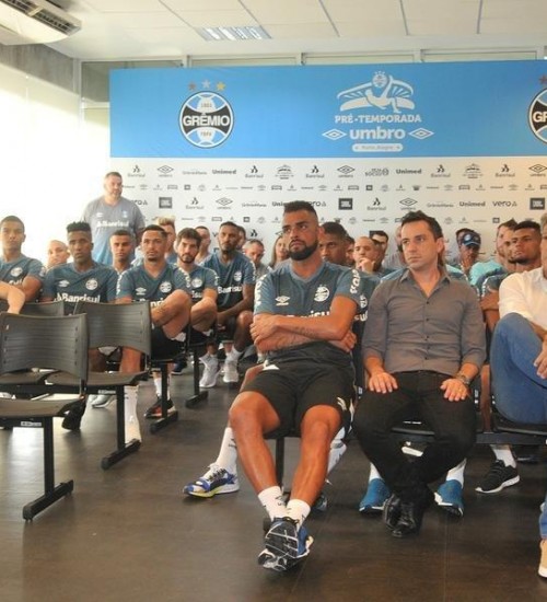 Grêmio anuncia férias ao grupo de jogadores até 21 de abril.
