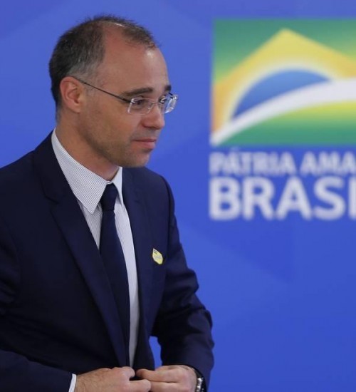 Bolsonaro escolhe André Mendonça como ministro da Justiça e nomeia Ramagem para comandar a PF.