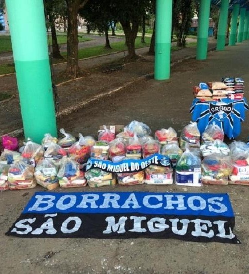 Consulado do Grêmio arrecada cestas básicas para doar a famílias carentes.