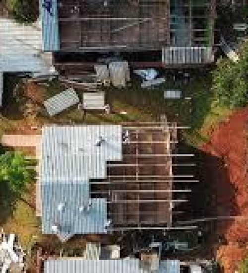 Imagens aéreas mostram reconstrução pós-tornado em bairro de Descanso.