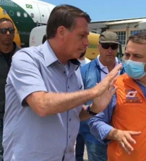 Bolsonaro sobrevoa áreas atingidas na tragédia de Presidente Getúlio.
