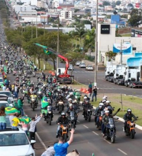 Motociata com Bolsonaro em SC reuniu 30 mil motocicletas, diz organização.