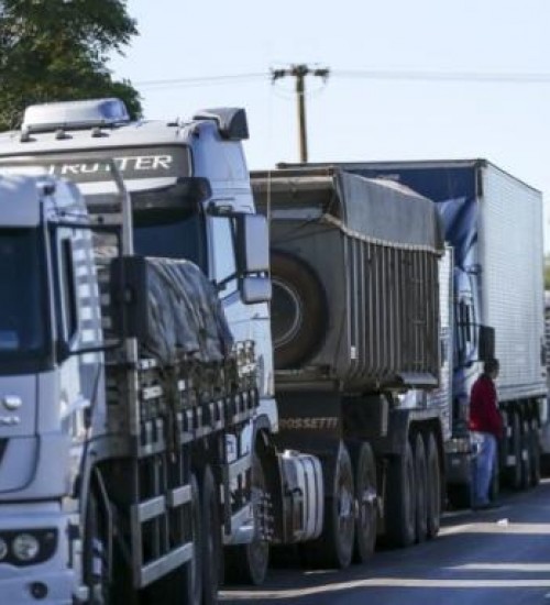 Caminhoneiros criticam valor de auxílio diesel e mantêm greve para 1º de novembro.