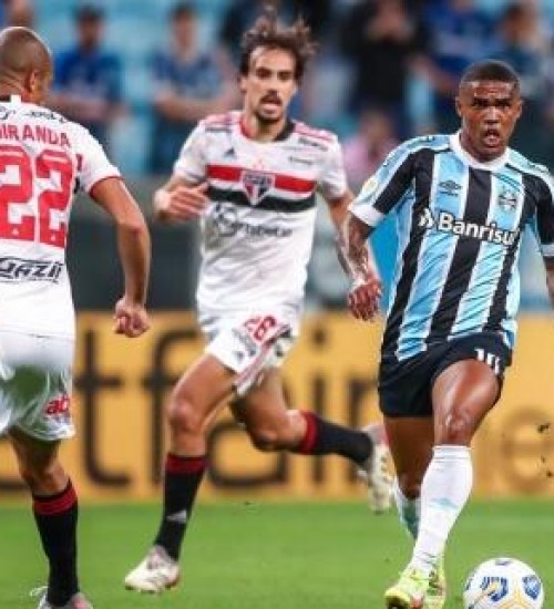 Grêmio ainda não vê Douglas Costa mobilizado, apesar de carta ao torcedor.
