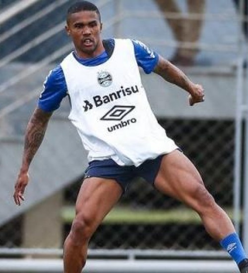 Livres da Covid-19, Douglas Costa e Rodrigues iniciam a pré-temporada no Grêmio