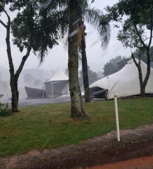 Vento e forte chuva causam transtornos em Pinhalzinho