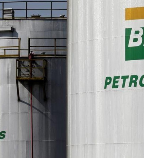 Petrobras justifica lucro e diz que reajuste foi para evitar desabastecimento.