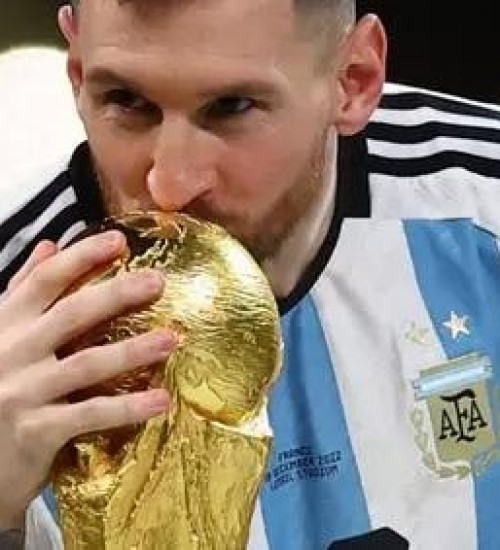 Lionel Messi é eleito o melhor jogador da Copa do Mundo.