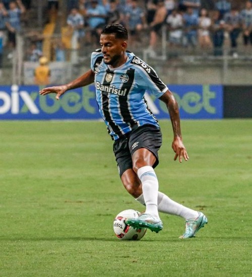 Reinaldo tem ruptura no joelho esquerdo e desfalca o Grêmio por seis semanas.
