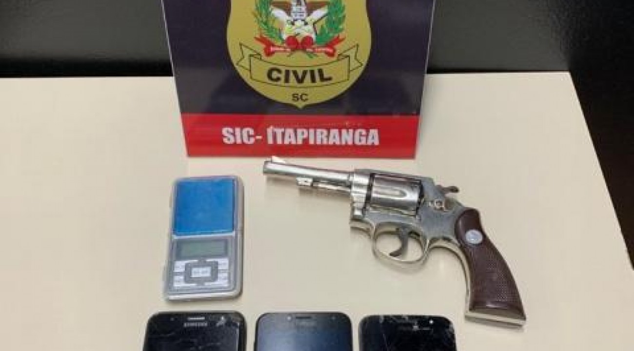 Polícia Civil prende quatro pessoas investigadas por tráfico e apreende arma em Itapiranga