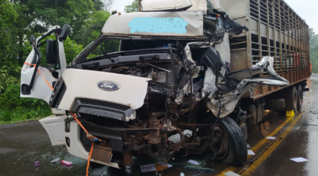 Grave acidente deixa motorista ferido na BR-282 em Pinhalzinho