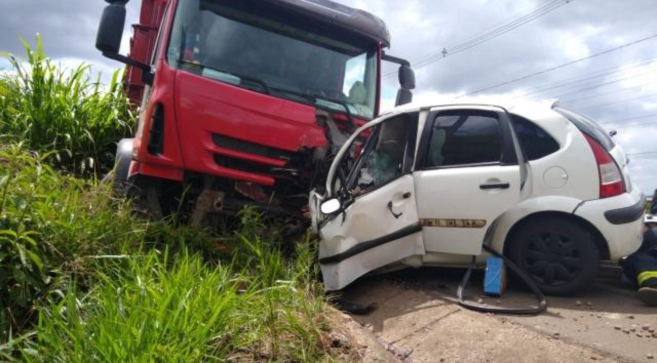 Motorista morre após colisão frontal entre automóvel e caminhão.
