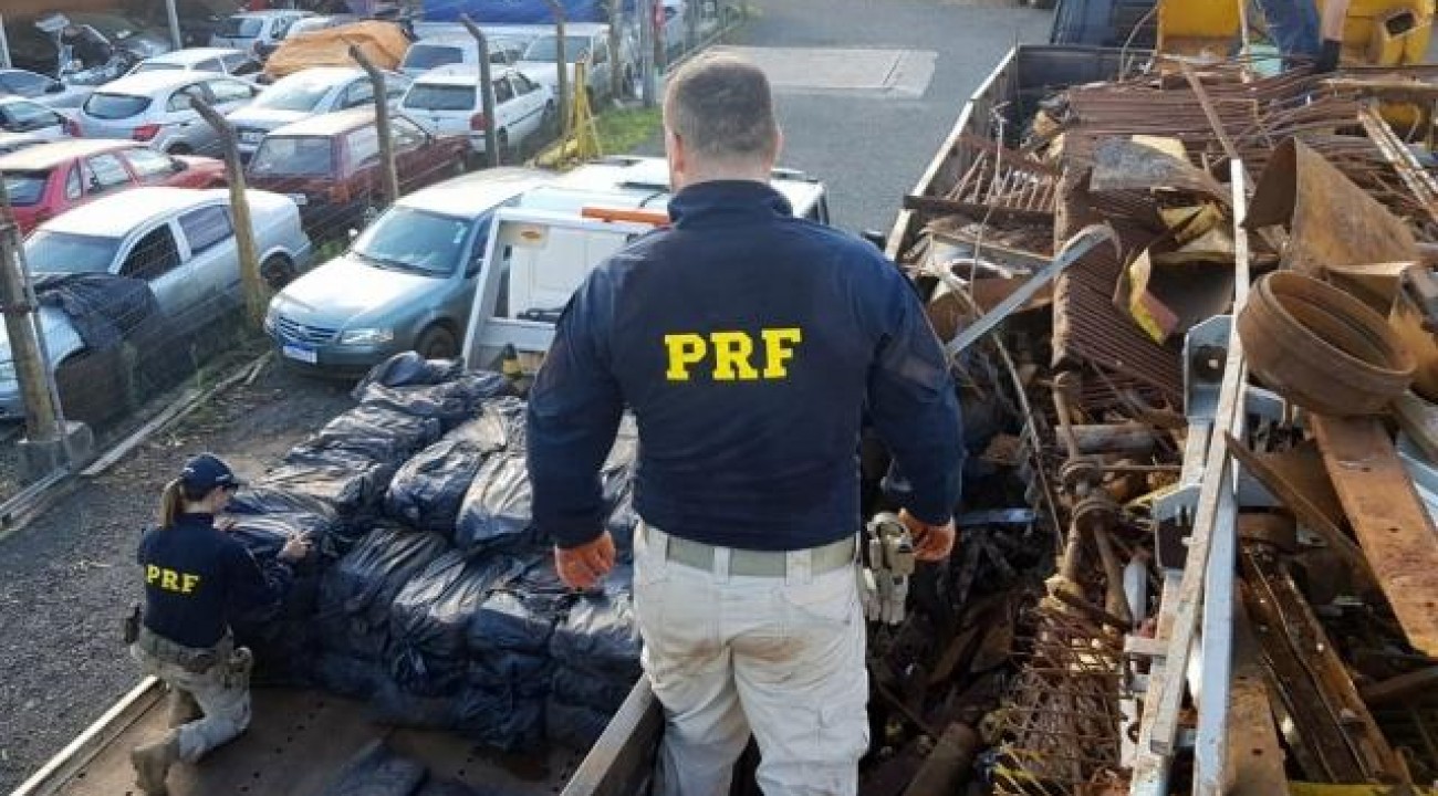 PRF apreende cerca de 2,3 toneladas de maconha escondida em carga de sucata na BR 158 em Cunha Porã.