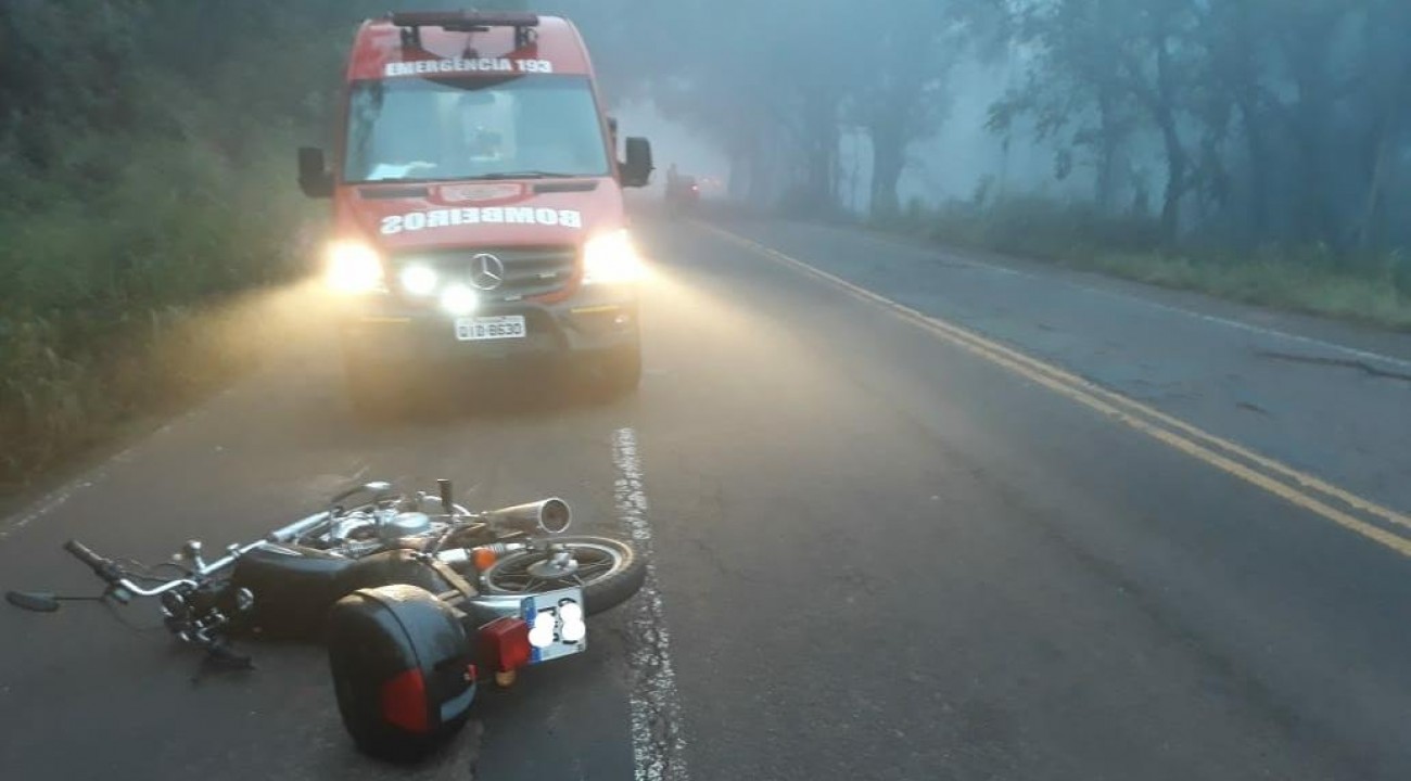 Motociclista colide em retroescavadeira na SC-163 em Itapiranga.