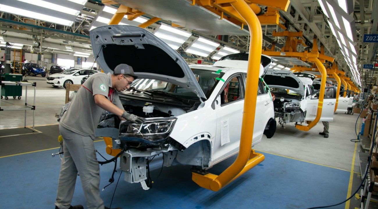 Produção industrial cresce 12,9% no primeiro semestre de 2021, diz IBGE.