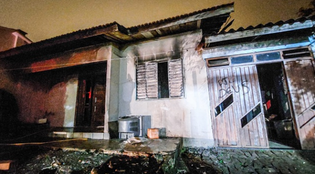 Mulher coloca fogo na casa do ex-marido em SMOeste.