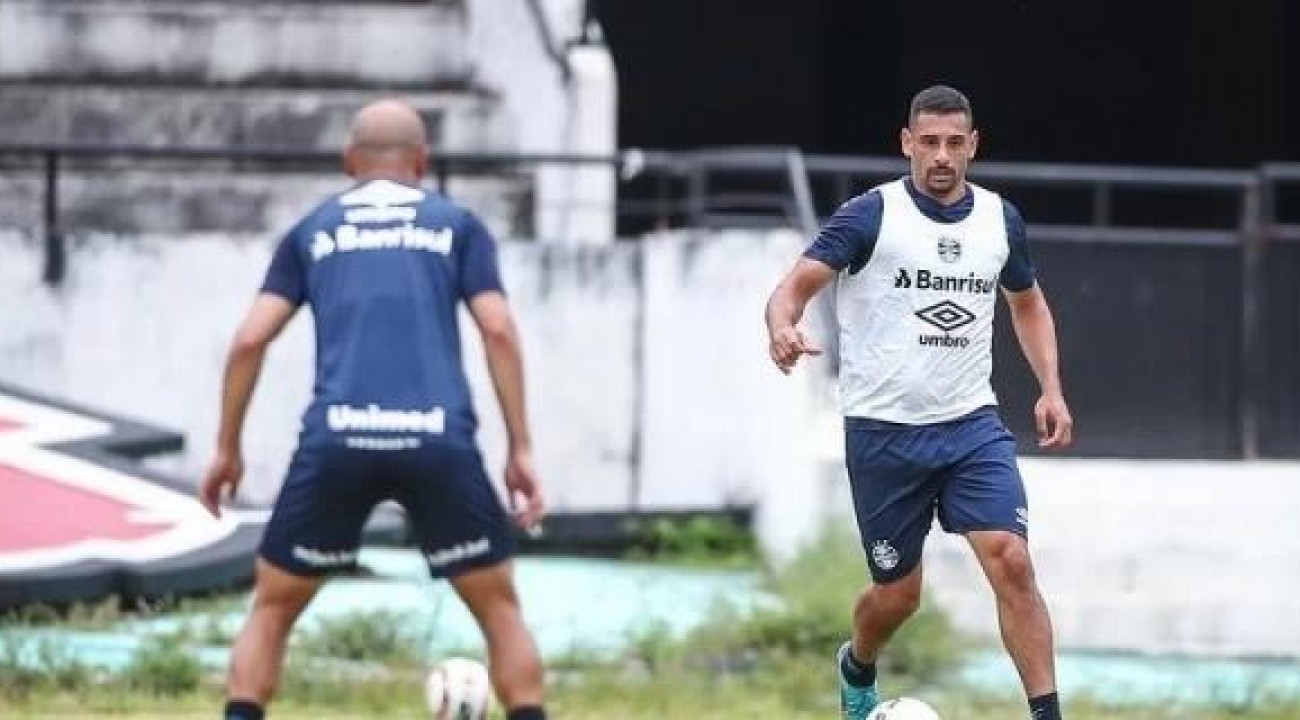 Próximo de garantir permanência de Diego Souza, Grêmio procura outro centroavante.