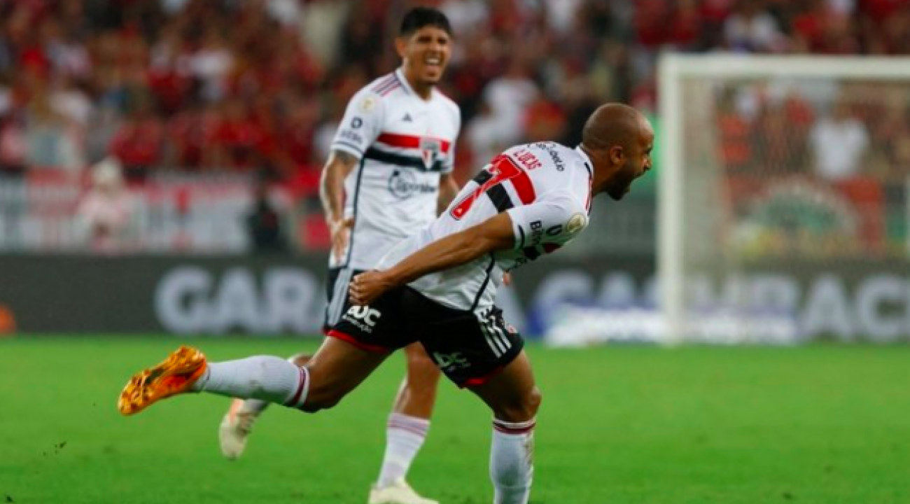 São Paulo vence Corinthians no Morumbi e garante vaga na final da Copa do Brasil.