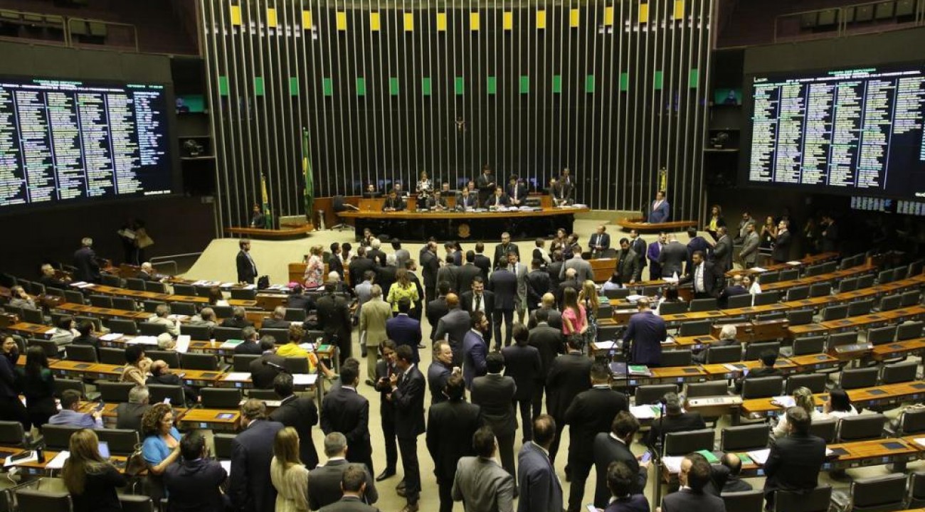 Câmara aprova MP que cria o programa Médicos pelo Brasil.