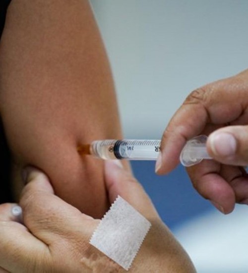 Campanha de vacinação contra o sarampo para adultos jovens começa na segunda-feira em SC.