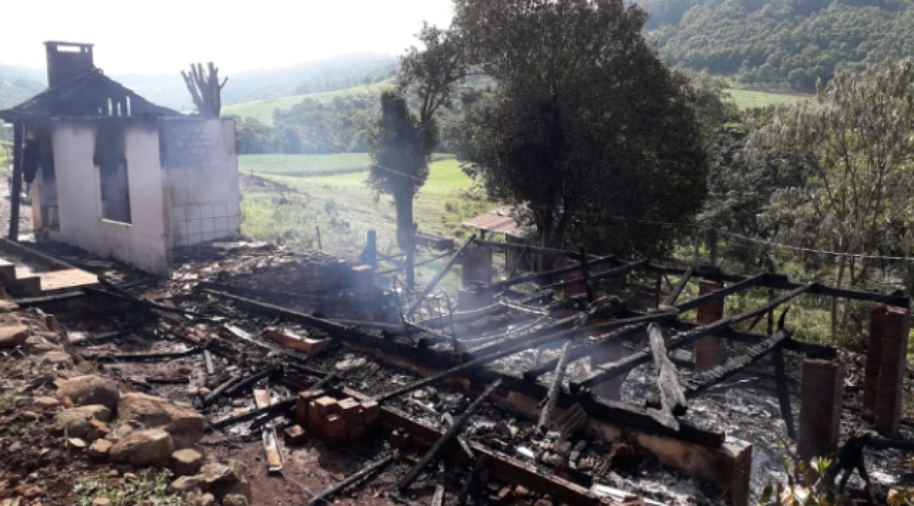 Casa é destruída por incêndio em São João do Oeste.