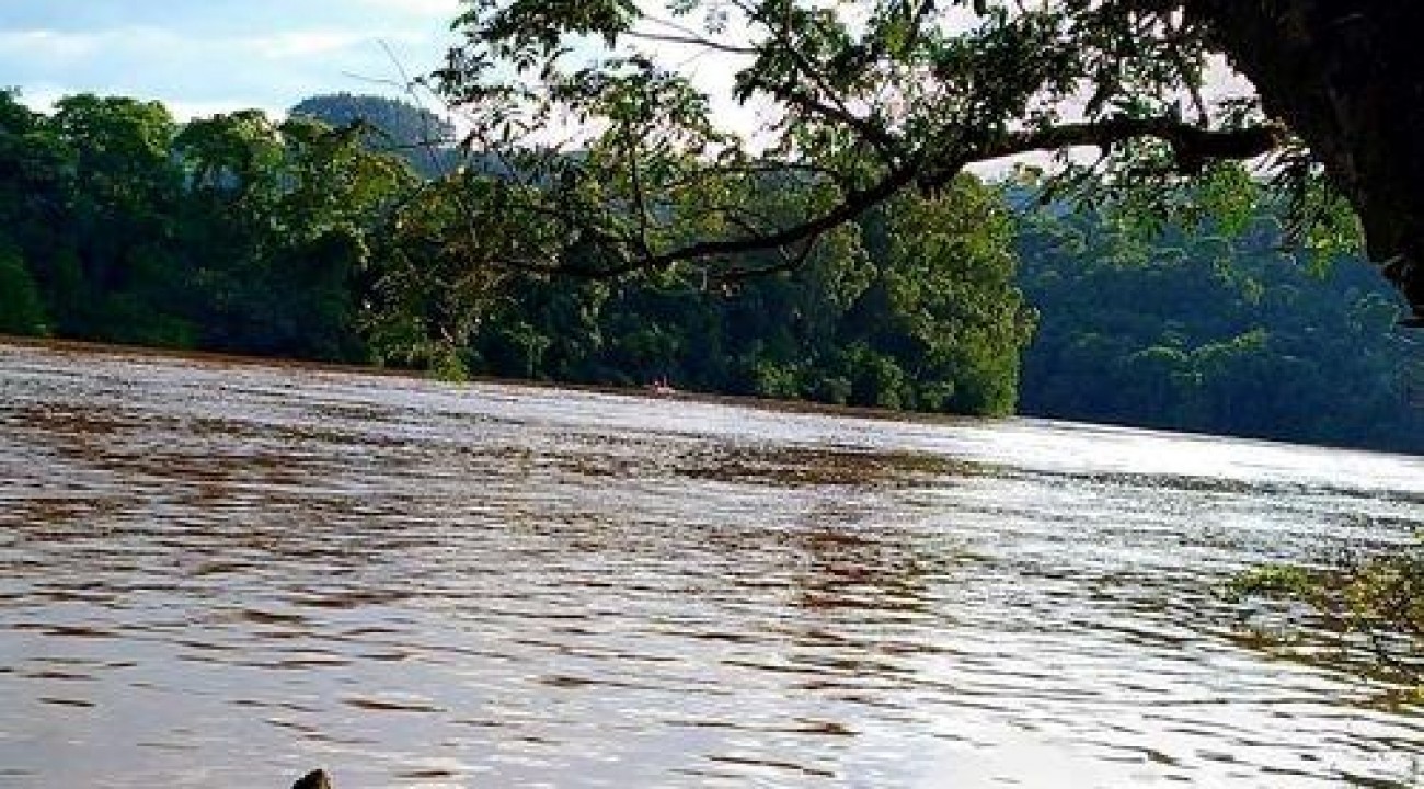 Homem desaparece no Rio Chapecó após barco virar.