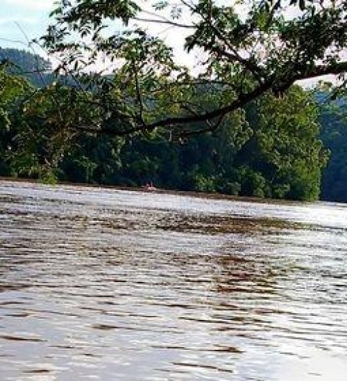 Homem desaparece no Rio Chapecó após barco virar.