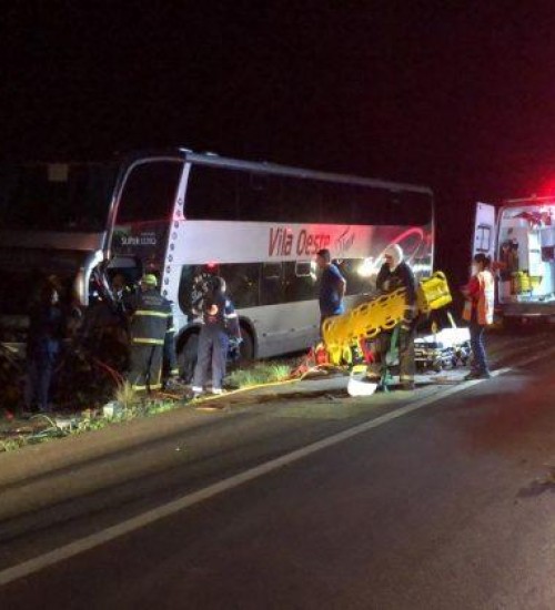 Ônibus de São Miguel do Oeste se envolve em acidente com duas mortes.