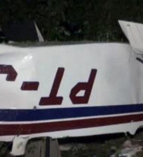 Três pessoas morrem em queda de avião.