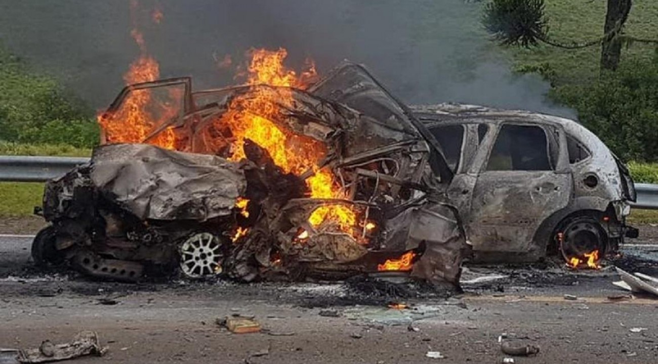 Acidente envolvendo 6 veículos deixa 5 pessoas mortas na BR-116, na Serra de SC.
