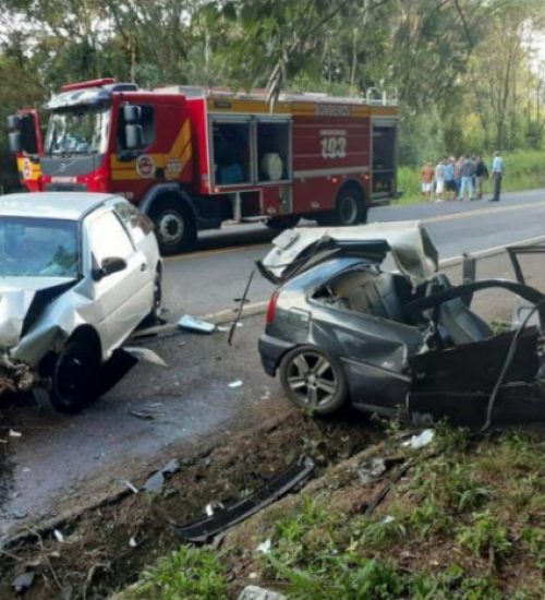 Acidente envolvendo quatro carros em Pinhalzinho deixa dois mortos.