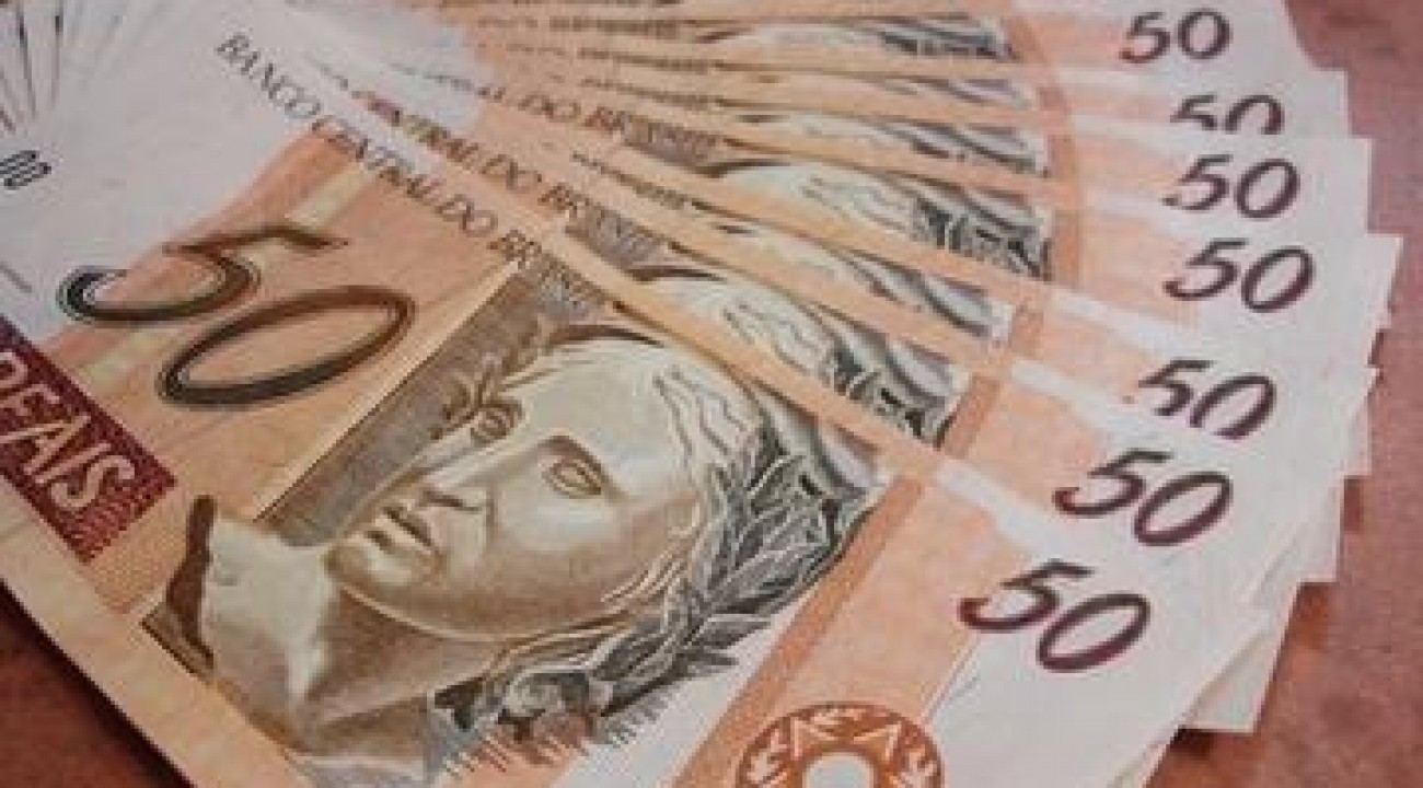 Bolsonaro assina decreto que estabelece salário mínimo de R$ 1.039