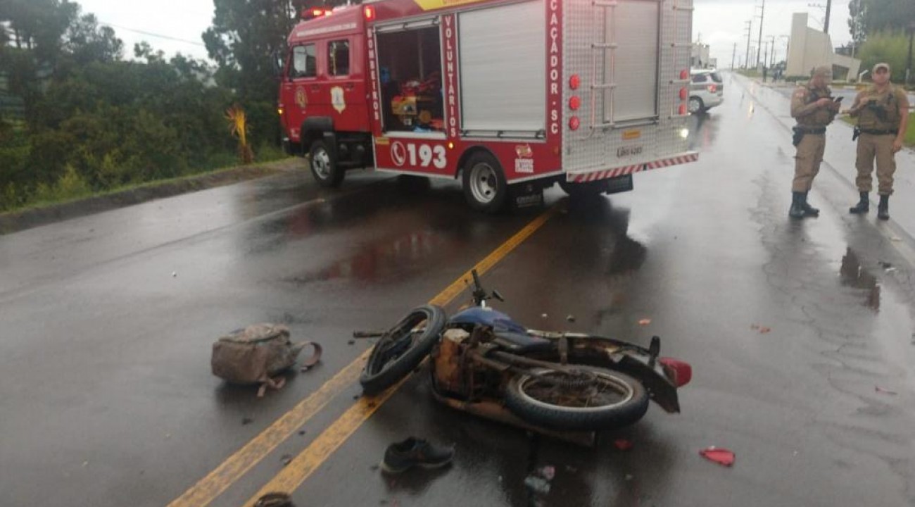 Dois homens morrem em acidente envolvendo moto de São Miguel do Oeste.